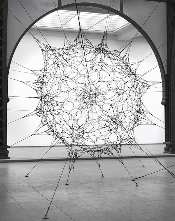 Cloud Cities - Tomás Saraceno (../../../../Github/thebookofshaders/12/saraceno.jpg)